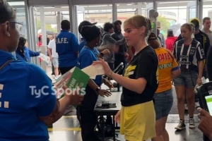 想得周到多特vs蒙特雷赛前下雨，志愿者为球迷发放纸巾