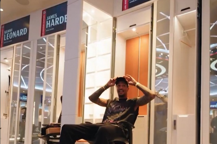 必一运动官方网站-科林斯探访快船更衣室 指着哈登&amp;小卡更衣室柜：这里都是大人物