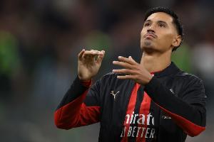 必一运动-不稳定！赖因德斯谈米兰本赛季：欧冠能赢皇马却在意甲平卡利亚里