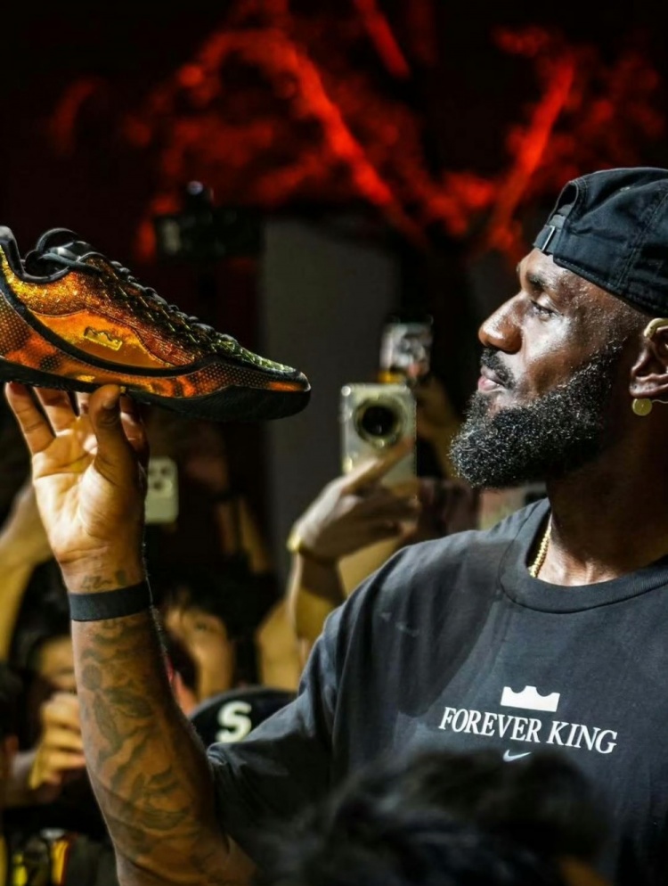 必一运动官方app-詹姆斯：以23号致敬特殊时刻，与球迷共享荣耀庆典