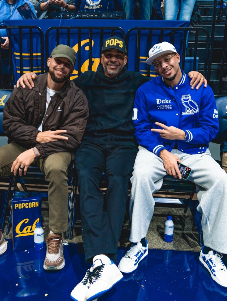 必一运动官方网站-人逢喜事精神爽！库里兄弟和老爹一同观看杜克大学比赛！