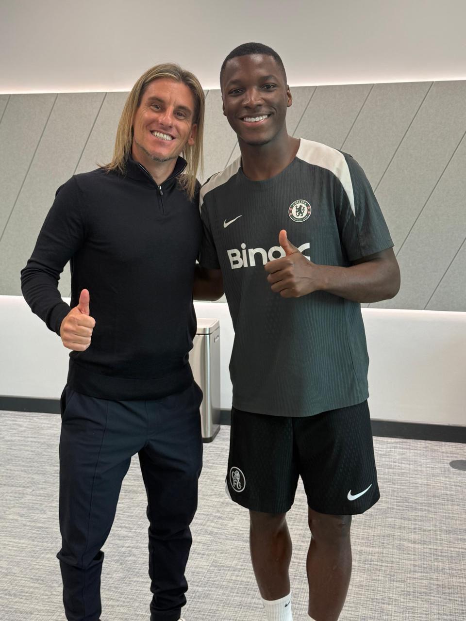 必一运动官方app-厄瓜多尔主帅贝卡切切现场观战切尔西，并与凯塞多合影