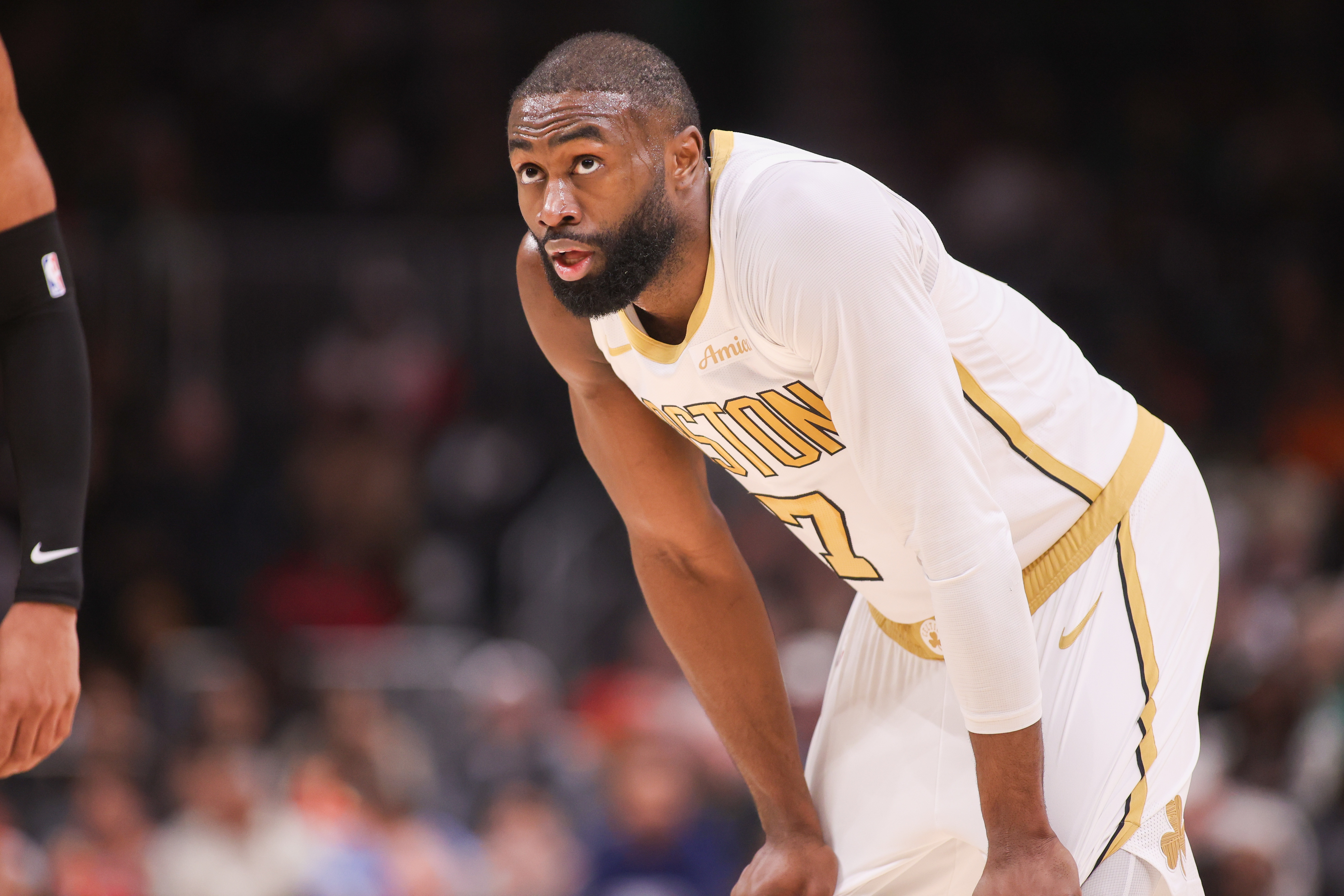 必一运动-三双到手！杰伦·布朗27中9拿到27分10板12助 三分10中4