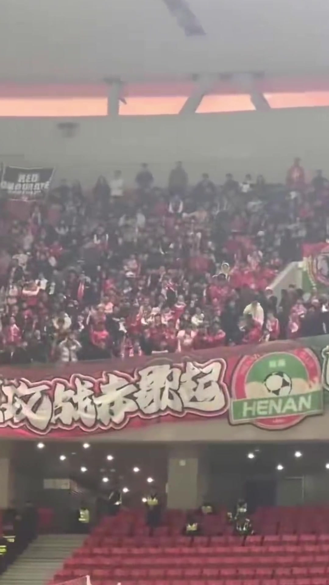 必一运动-历史恩怨！做客海港的河南球迷高喊：XX徐根宝